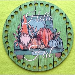   Ciocanel din lemn imprimat croetabil cu gaura de 7 mm, elf pe o mașină verde cu inscriptia Bună Toamnă. 1 bucata 15cm, grosime 2,5mm