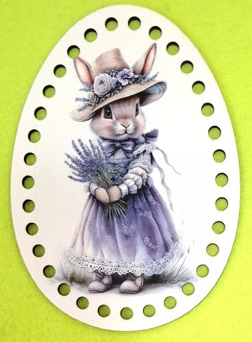 Ou, bază din lemn imprimată pentru croșetat, cu găuri de 6 mm, model iepurașă cu buchet de lavandă – 1 buc./pachet – dimensiune 11 × 15 cm, grosime 3 mm.