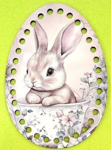 Ou, bază din lemn imprimată pentru croșetat, cu găuri de 6 mm, model iepuraș într-o ceașcă de ceai – 1 buc./pachet – dimensiune 11 × 15 cm, grosime 3 mm.