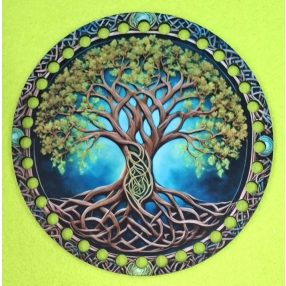   Bază din lemn imprimată pentru croșetat, 15 cm, cu găuri de 7 mm, model arborele vieții în nuanțe verzi – 1 buc. – diametru 15 cm, grosime 2,5 mm.