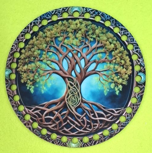 Bază din lemn imprimată pentru croșetat, 15 cm, cu găuri de 7 mm, model arborele vieții în nuanțe verzi – 1 buc. – diametru 15 cm, grosime 2,5 mm.