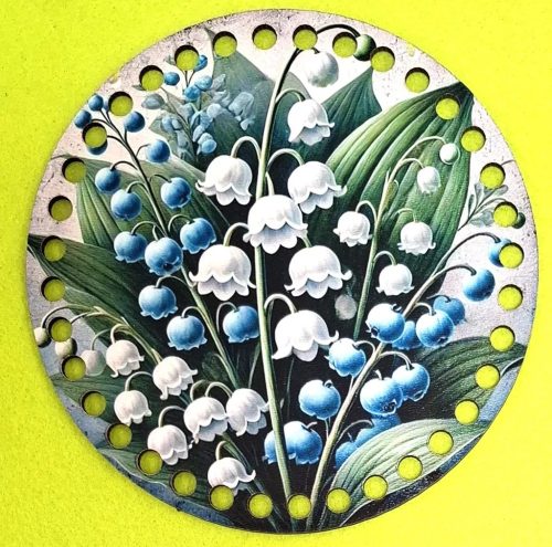 Bază din lemn imprimată pentru croșetat, 15 cm, cu găuri de 7 mm, model cu lăcrămioare – 1 buc. – diametru 15 cm, grosime 2,5 mm.