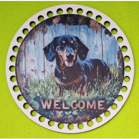   Bază din lemn imprimată pentru croșetat, 15 cm, cu găuri de 7 mm, model teckel cu fundal din scânduri, cu inscripția „Welcome” – 1 buc. – diametru 15 cm, grosime 2,5 mm.
