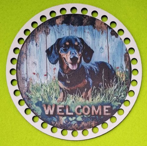 Bază din lemn imprimată pentru croșetat, 15 cm, cu găuri de 7 mm, model teckel cu fundal din scânduri, cu inscripția „Welcome” – 1 buc. – diametru 15 cm, grosime 2,5 mm.