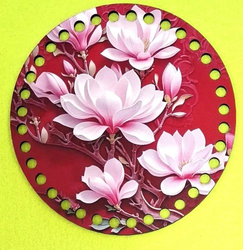 Bază din lemn imprimată pentru croșetat, 15 cm, cu găuri de 7 mm, model floare de magnolie pe fundal roșu – 1 buc. – diametru 15 cm, grosime 2,5 mm.