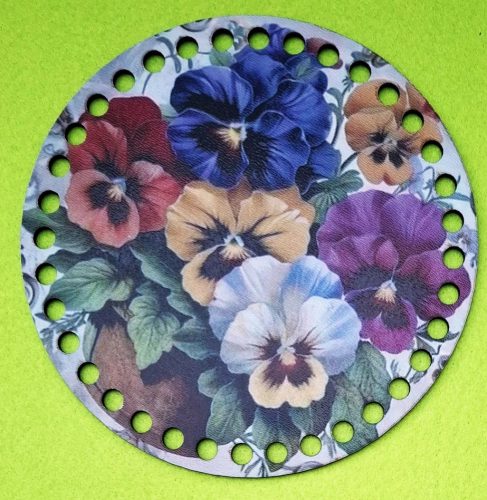 Bază din lemn imprimată pentru croșetat, 15 cm, cu găuri de 7 mm, model panseluțe multicolore în ghiveci – 1 buc. – diametru 15 cm, grosime 2,5 mm.