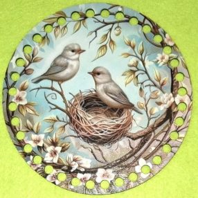   19,5cm Baza din lemn imprimata crosetabil cu gaura de 7 mm Cuplu de pasari cu cuib 1 buc. 19,5 cm grosime 2,5 mm  