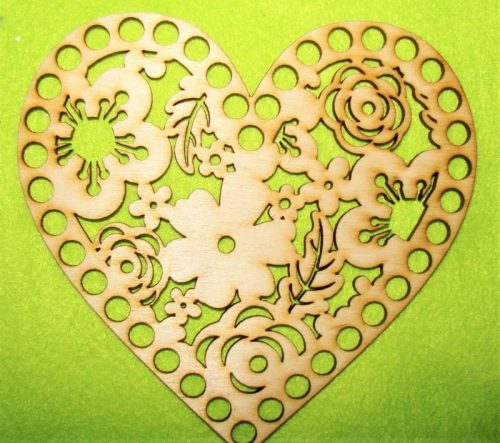  18,5x18cm Inima din lemn natural cu flori, cu orificiu mare de 7,5 mm, 1 buc., grosime 3 mm