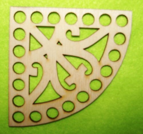 8x8cmModel crosetabil sfert de cerc din lemn natural cu gaura de 8 mm, 1 bucată, grosime 3 mm