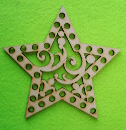 12,5x12cm Baza din lemn natural crosetabil in forma de stea oranamentala. Cu gaura de 6 mm, 1 bucata, grosime 3mm