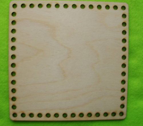   16,5x16,5cm Baza patrata din lemn natural, crosetabila, cu gaura de 6 mm, grosime 1 buc. 3 mm