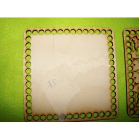     14x14cm Baza din lemn ntur in forma de patrat. Cu gaura de 5mm, 1 bucata, grosime 3mm