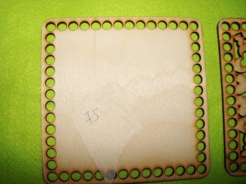   14x14cm Baza din lemn ntur in forma de patrat. Cu gaura de 5mm, 1 bucata, grosime 3mm