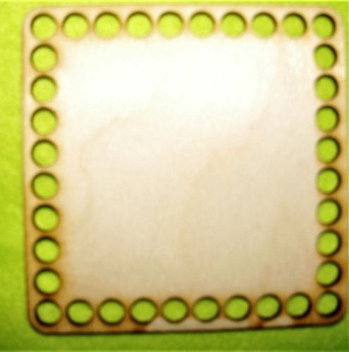 10,4x10,4cmBaza din lemn  natural patrat cu gaura de 8mm, 1 bucata, grosime 3mm