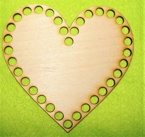  13x12cm Inima mica din lemn natural. Cu gaura de 8mm, 1 bucata, grosime 3mm