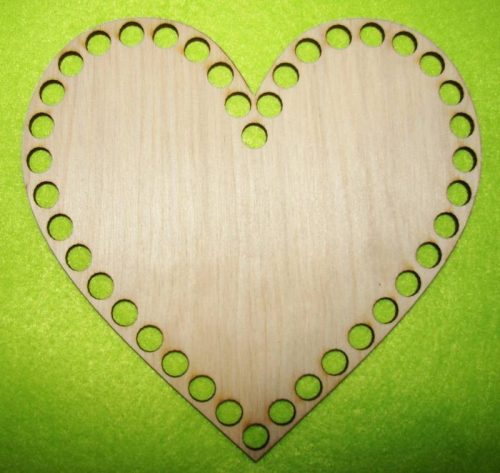 13x14cm Inima medie din lemn. Cu gaura de 7,5mm, 1 bucata. Grosime 3mm