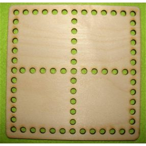    15x15cm Patrat din lemn natural, crosetabil,impartit în patru partii cu gauri de 6 mm, grosime 3 mm