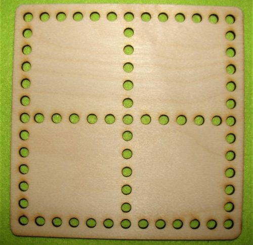  15x15cm Patrat din lemn natural, crosetabil,impartit în patru partii cu gauri de 6 mm, grosime 3 mm