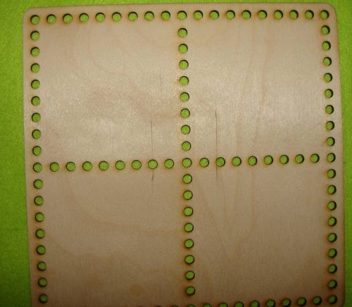 22,5x22,5cm Patrat din lemn natural crosetabil,impartit in patru parti cu gaura de 6 mm, grosime 1 bucata de 3 mm