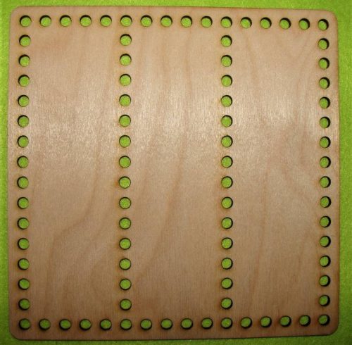  18,5x18,5 cm Patrat din lemn natural crosetabil, impartit in  trei parti cu gaura de 6 mm, grosime 1 bucata de 3 mm