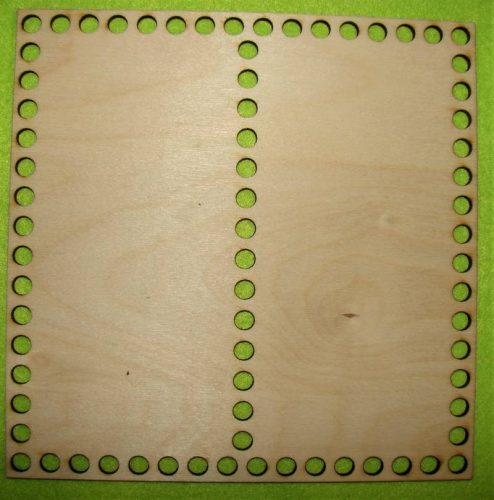  18,5x18,5 cm Lemn natural crosetabil, patrat impartit in doua partii, gaura de 7,5 mm, grosime 3 mm