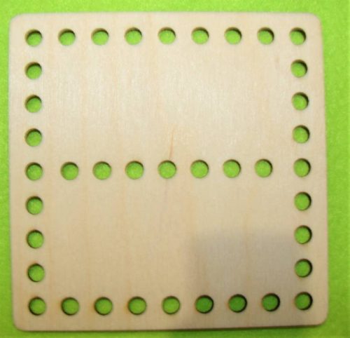   11x11 cm Baza din lemn natur crosetabil un  patrat impartit in doua. Cu gaura de 6mm, 1 bucata, drosime 3mm