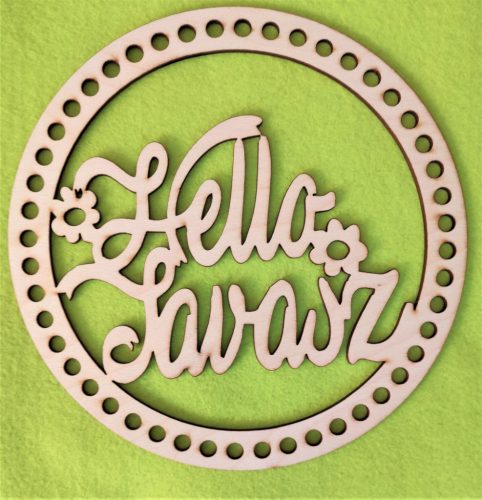  14cm Baza circulara crosetabila din lemn natural cu gaura de 5 mm si inscriptia Hello Spring ajurata. Cu gaura de 5mm, 1bucata. Grosime 3mm