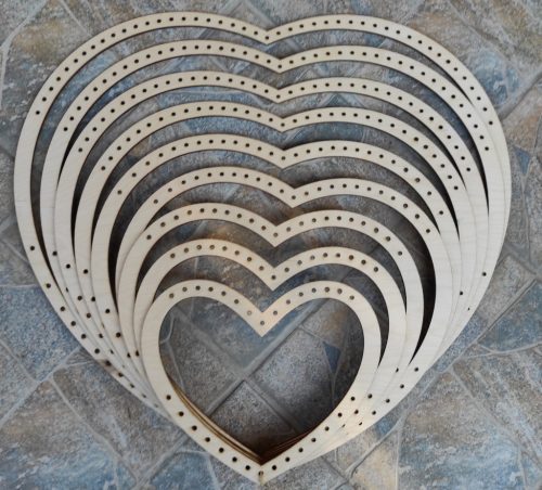 Baza crosetabila din lemn natural, forma de inimă, cu gaura de 4 mm, 2 buc., 55x51-51x47-47x44-43x40-40x37-36x33-32x29-28x25-25x21 cm, grosime 3 mm