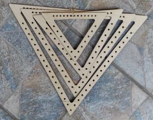 Set de baze triunghiulare din lemn natural, crosetabile, cu gauri de 4 mm, 1 set /11x8-19x14/-/19x14-26x19/26x19-33x25/33x25-40x30/ cm, grosime 3 mm