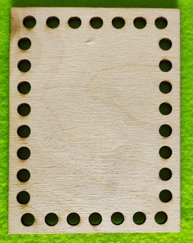 12,5x9,5cm Baza din lemn natural crosetabil in forma de caramida. Cu gaura de 7mm, 1 bucata, grosime 3mm