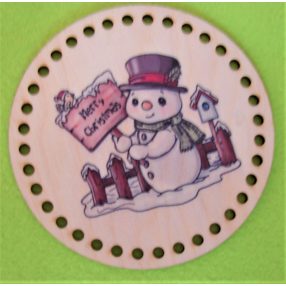   11,3 cm Baza din lemn rotund crosetabil imprimat cu om de zapada cu tabla pe care scrie Merry Christmas. Cu gaura de 4,5mm, 1 bucata, grosime 3mm